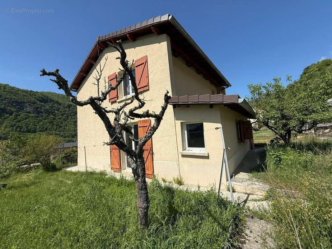   - Maison à LUZENAC
