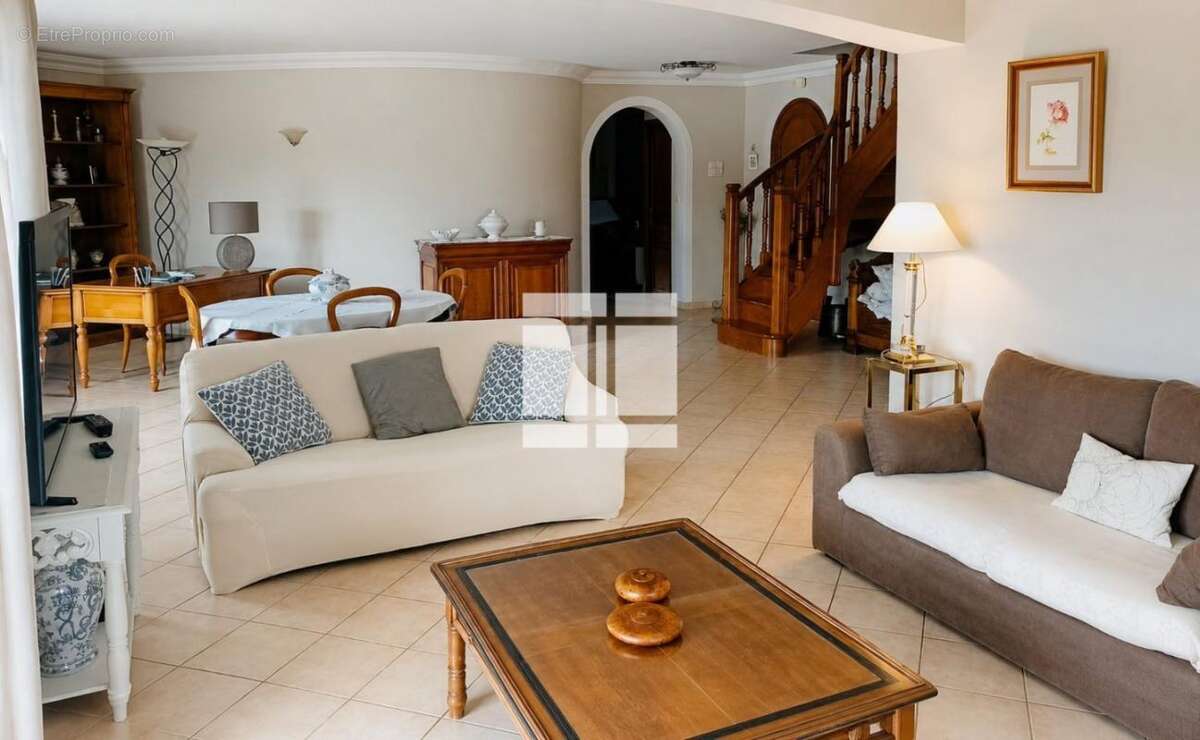Charmante villa de 167m2 avec piscine édifiée sur un terrain de 2 722m2 - photo 5