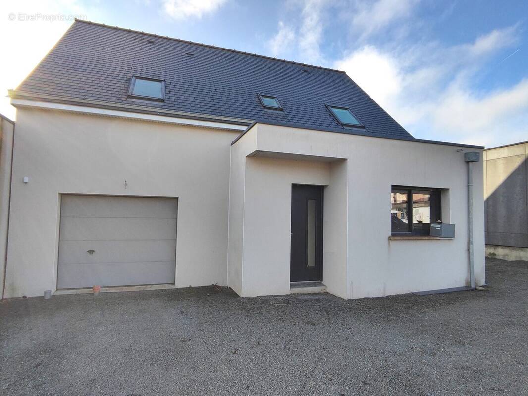 Maison à LANGROLAY-SUR-RANCE