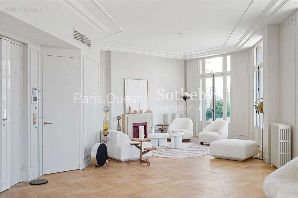 Appartement à PARIS-16E