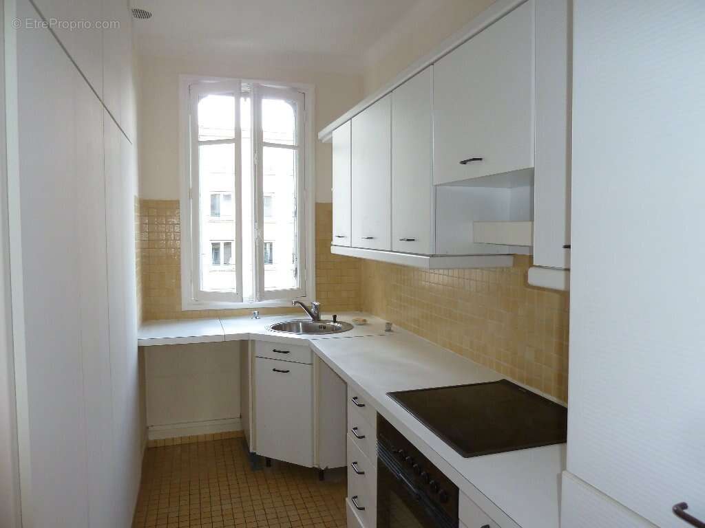 Très recherché, quartier rive Droite, joli appartement de trois pièce, au dernier étage avec sa terrasse. - photo 6