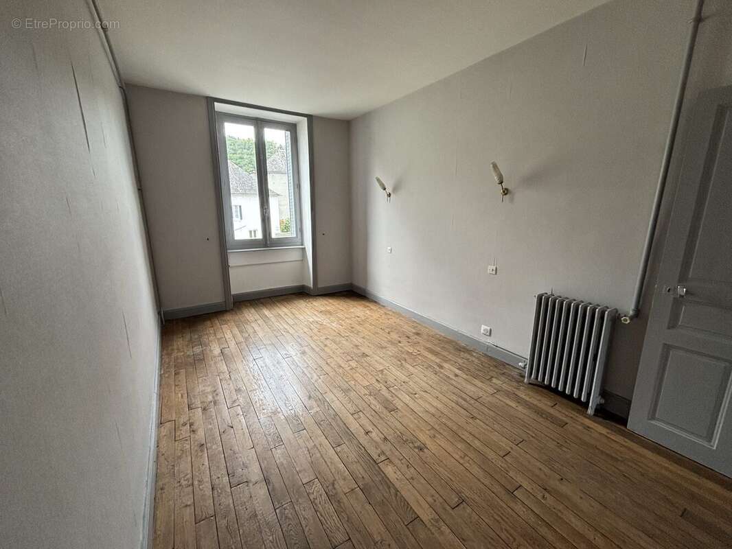 Chambre 2 - Maison à CHAMPS-SUR-TARENTAINE-MARCHAL