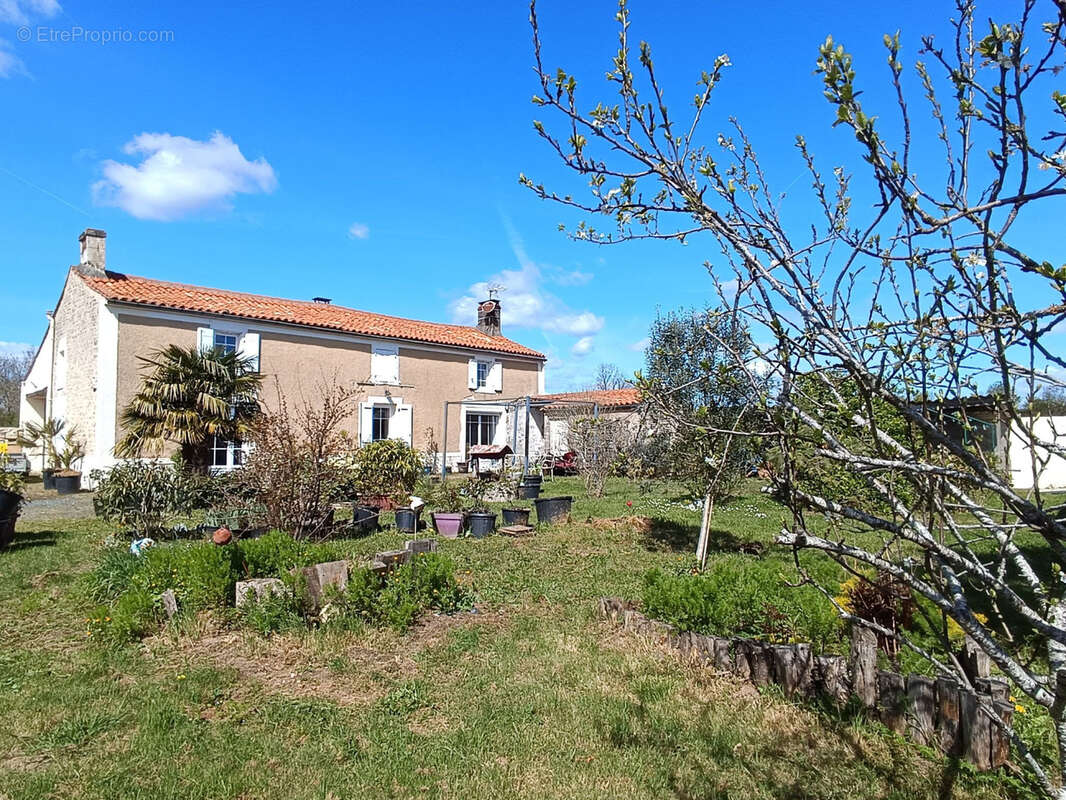 Maison à SAINT-HILAIRE-DES-LOGES
