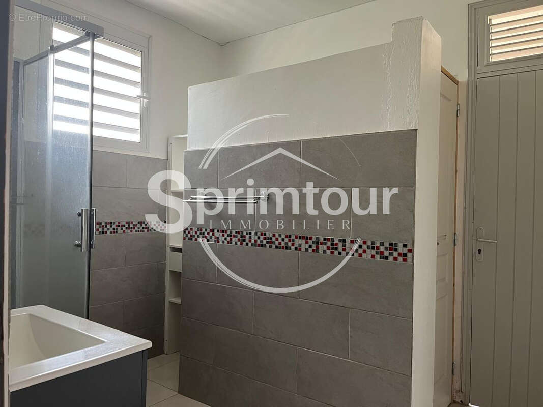 Maison familiale de 4 chambres avec T2 indépendant et garage sur un terrain clôturé - photo 8