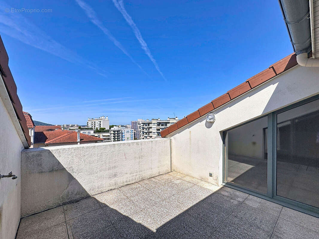 Grand t2 - dernier etage - terrasse - garage - cave - photo 4