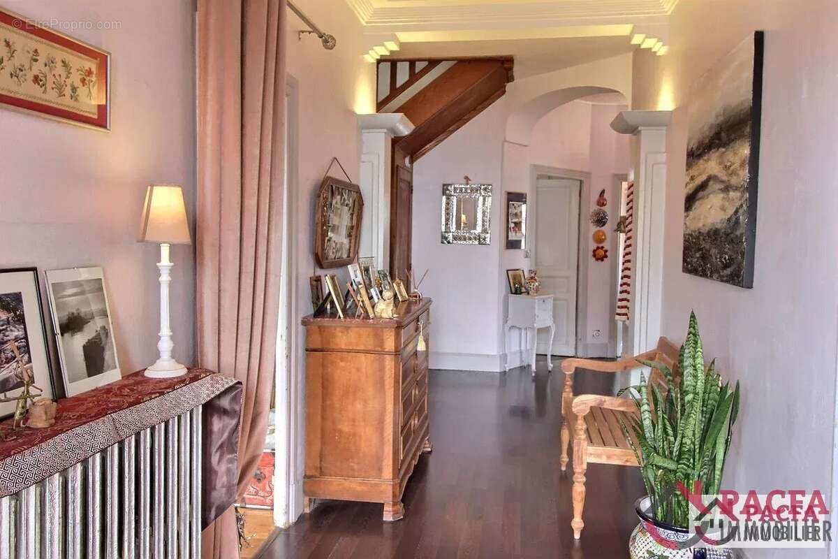 TRAVET - Maison de charme sur 1014 m² de terrain - photo 5