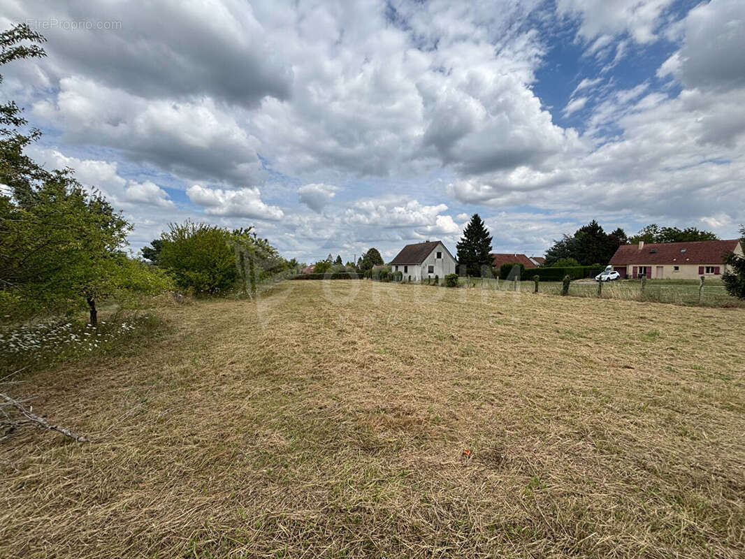 Terrain à CHARBUY