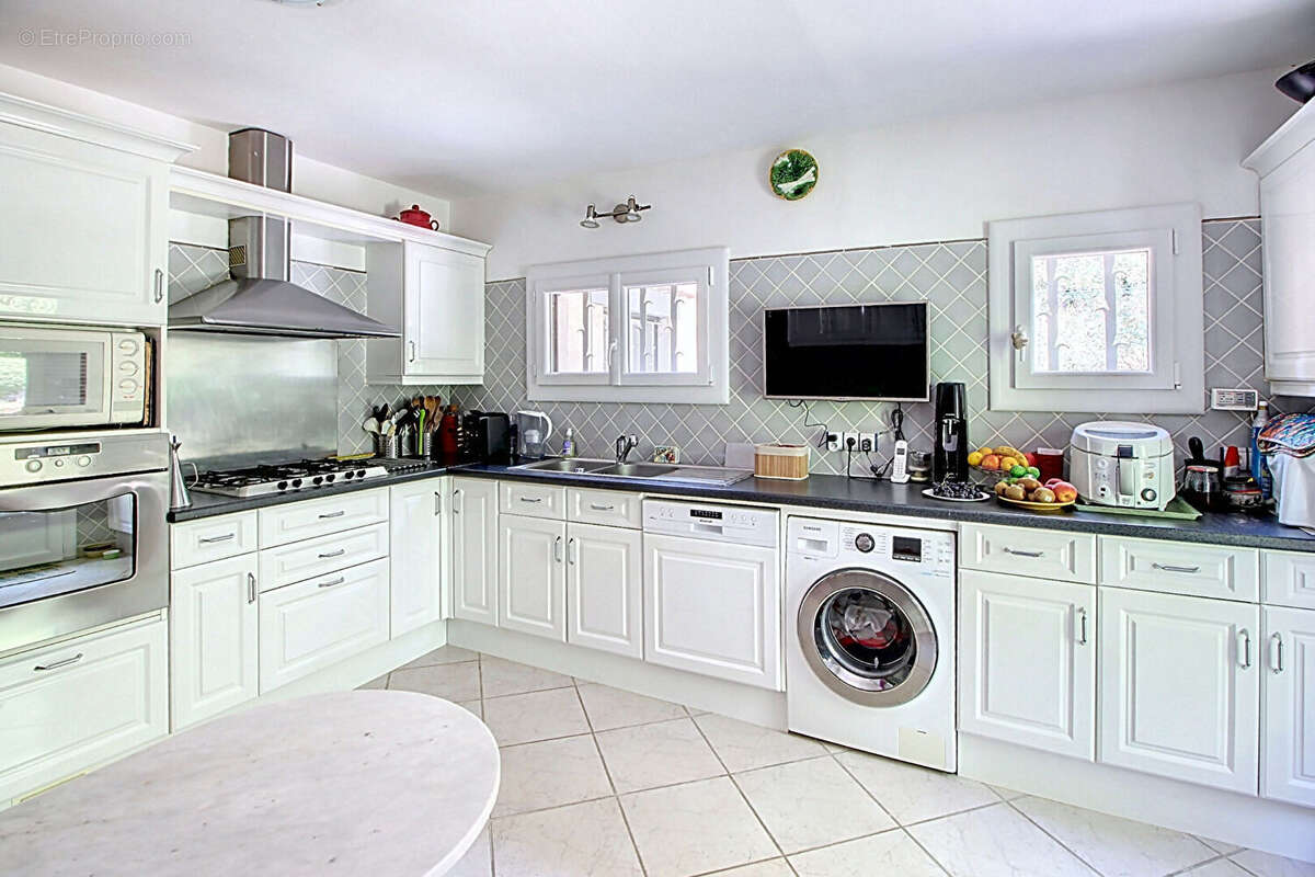 A VENDRE EN EXCLUSIVITE à TOURTOUR Maison de 132 m² + piscine + véranda de 15m² - photo 4