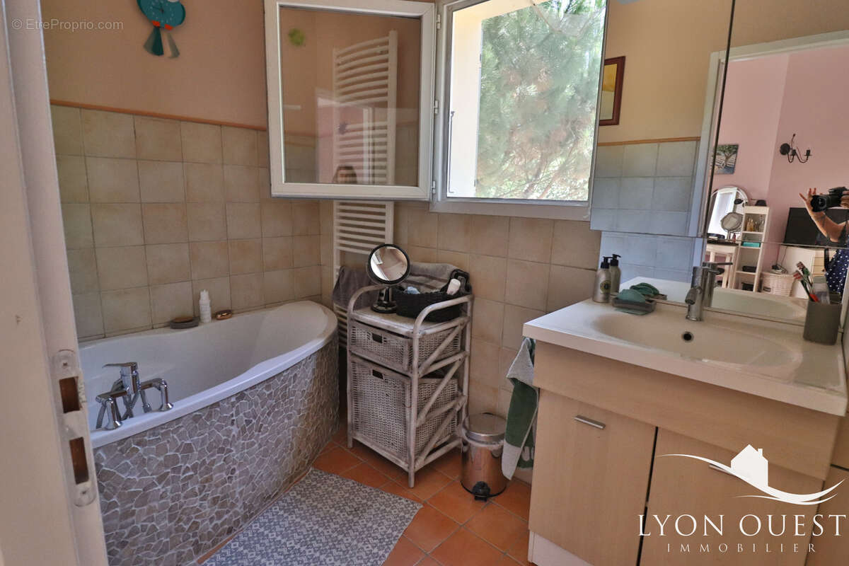 Maison  familiale  de  182 m2 proche centre charbonnieres - photo 17