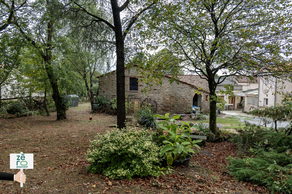 Maison de charme en pierre à vendre à Saint-Étienne-du-Bois, proche Legé   174 m2 habitables - photo 2