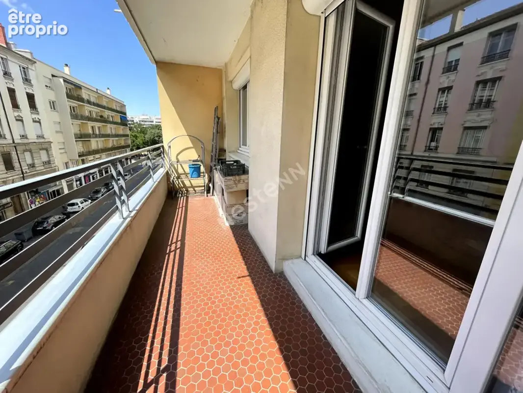 République Villeurbanne - Spacieux T4 traversant de 105 m² avec balcon, cave et stationnement - photo 15