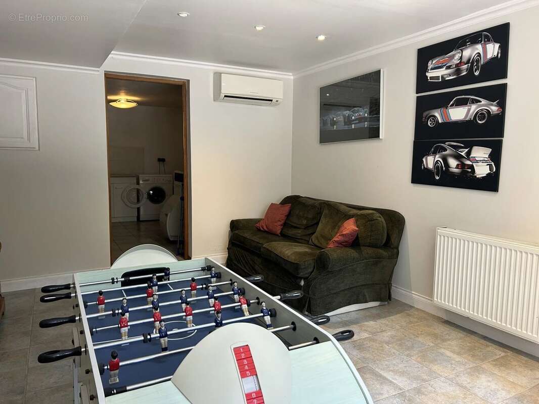 Spacieuse résidence individuelle de 6 chambres et 5 salles de bains avec piscine - photo 8