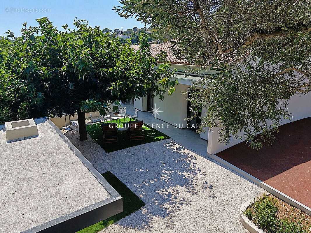 A vendre villa vue mer environ 200 m2 entierement renovee offrant 5 chambres dont 4 en suite piscine garage a saint aygulf - photo 18