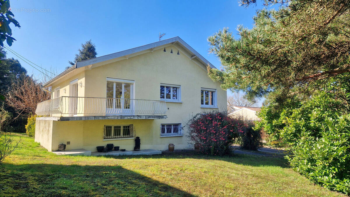 Maison à LA TOUR-DE-SALVAGNY