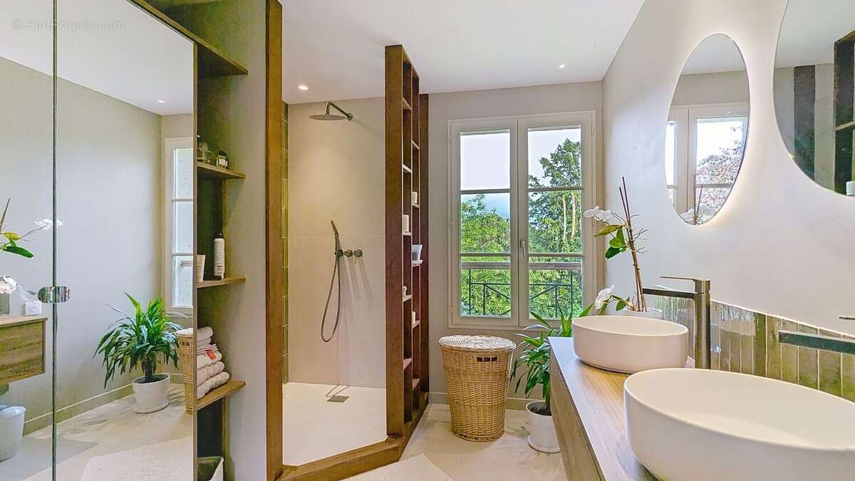 Maison à CHARBONNIERES-LES-BAINS