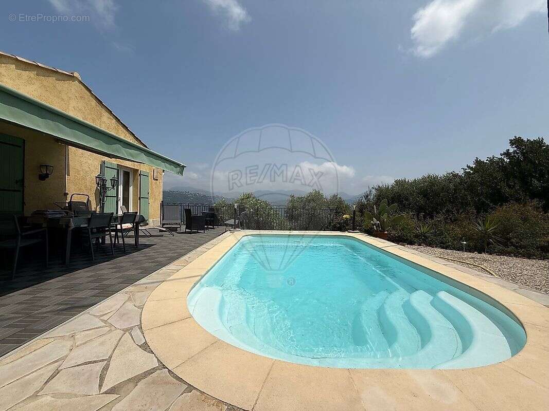 Maison à CHATEAUNEUF-VILLEVIEILLE