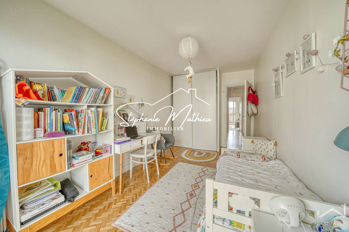 EXCLUSIVITE - Rueil Triangle d’Or   4 pièces, 5e étage, balcons, jolie vue, parking en sous-sol + cave - photo 8