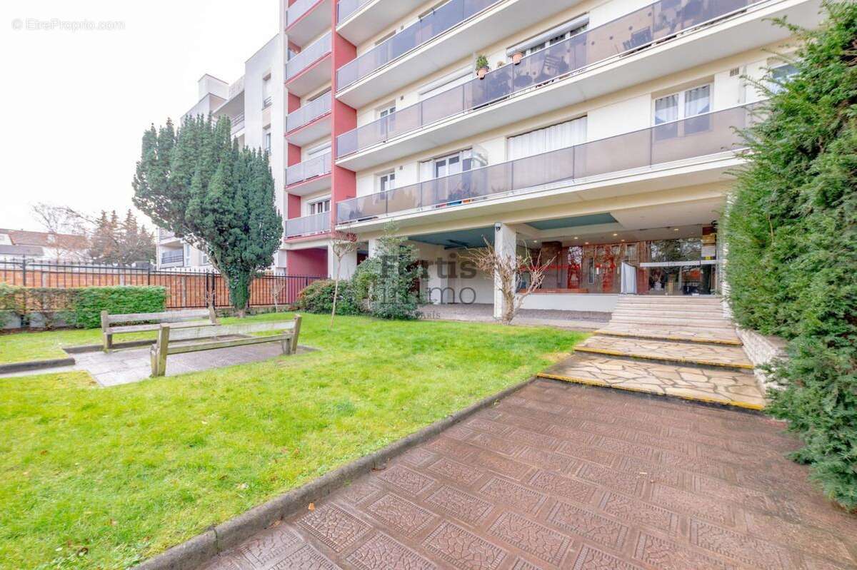 Appartement à LES PAVILLONS-SOUS-BOIS
