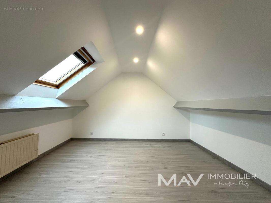 Saint-omer - appartement en triplex renove de 76,60m² - photo 9