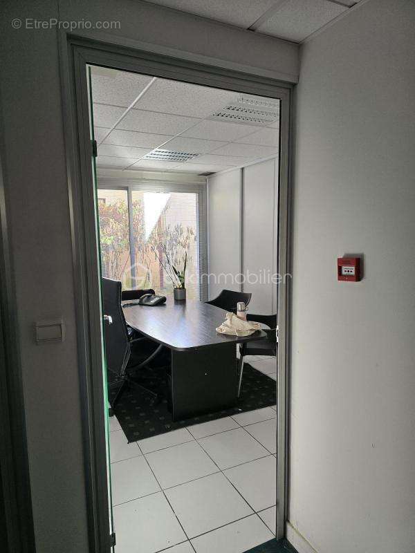 Immeuble de bureaux sur 3 niveaux avec appartement indépendant, opportunité d'investissement rare - photo 6