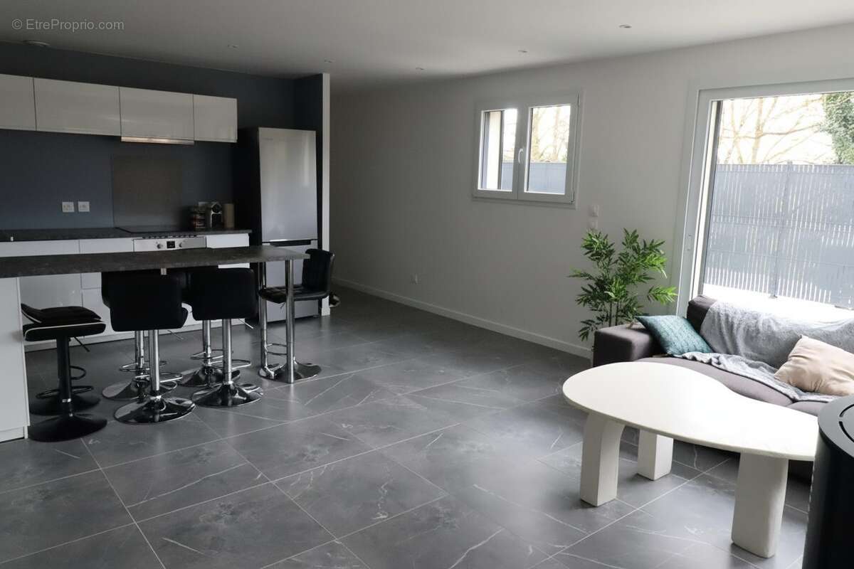 Maison à MEYRIEU-LES-ETANGS