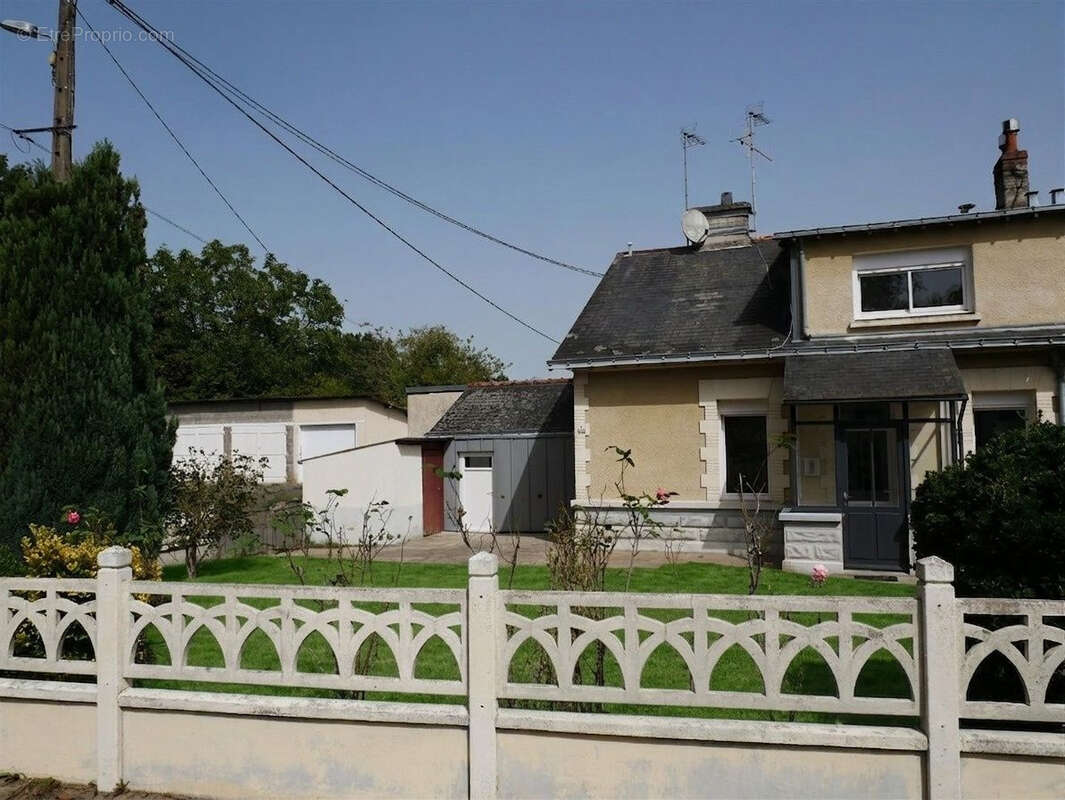 Maison à NYOISEAU
