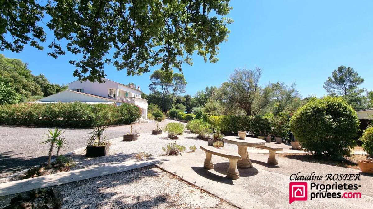 Besse Sur Issole Propriété de 340 m2 terrain 1,2 ha piscine - photo 7