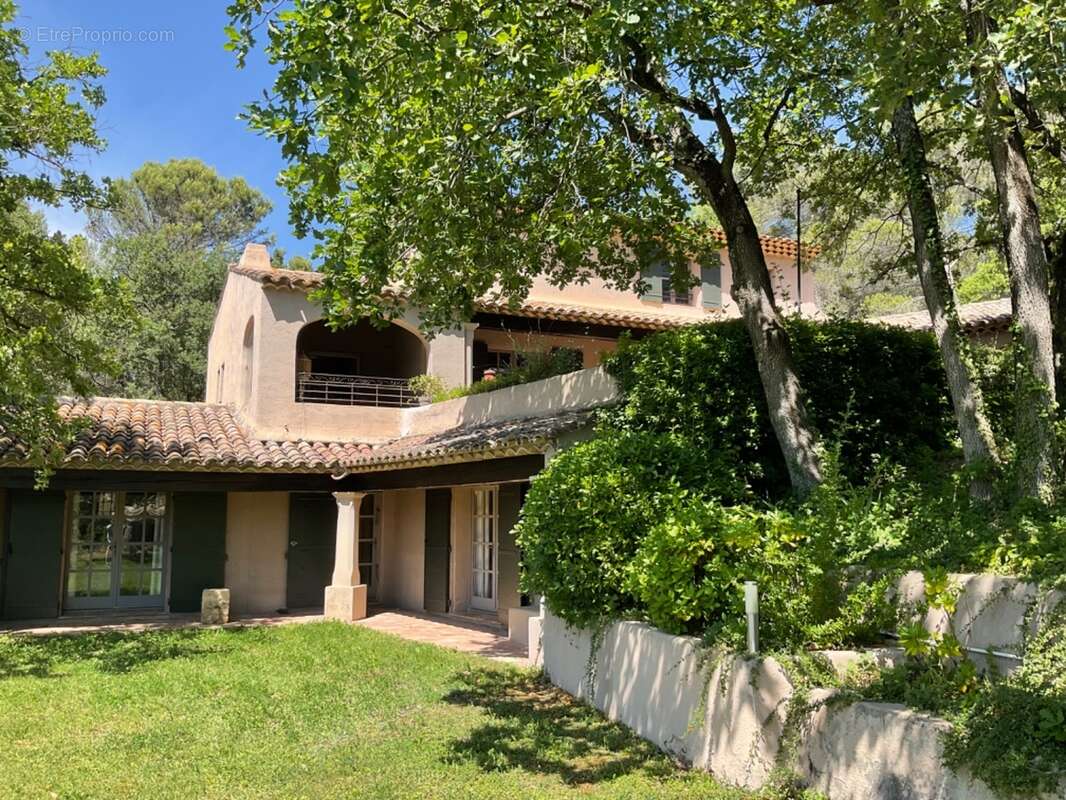 Proprieté  à 20 mns d'Aix en Provence sur la commune de Rognes  380m2 avec 8 chambres - photo 6