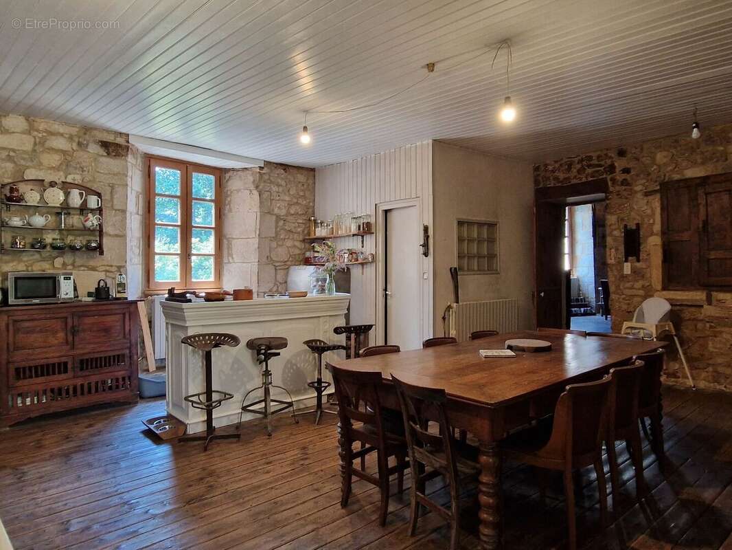 Propriété de charme avec dépendances, piscine et jardin dans un hameau. - photo 7