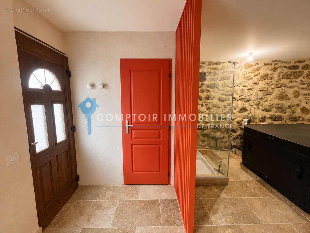 CLERMONT L'HERAULT - Maison de ville rénovée avec espace bien-être- Vendue meublée - photo 3