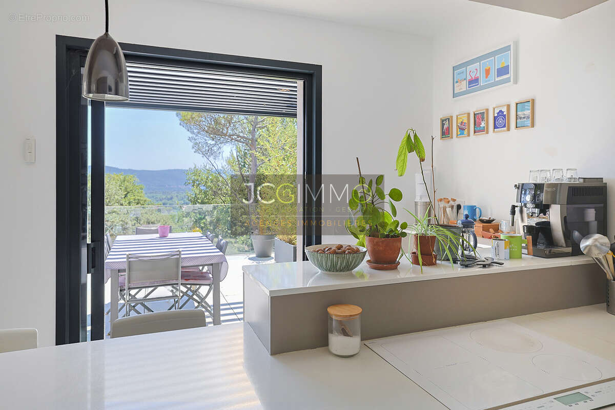 Villa contemporaine T5 de 150m2 habitables avec vue dominante, garage et piscine ! - photo 11
