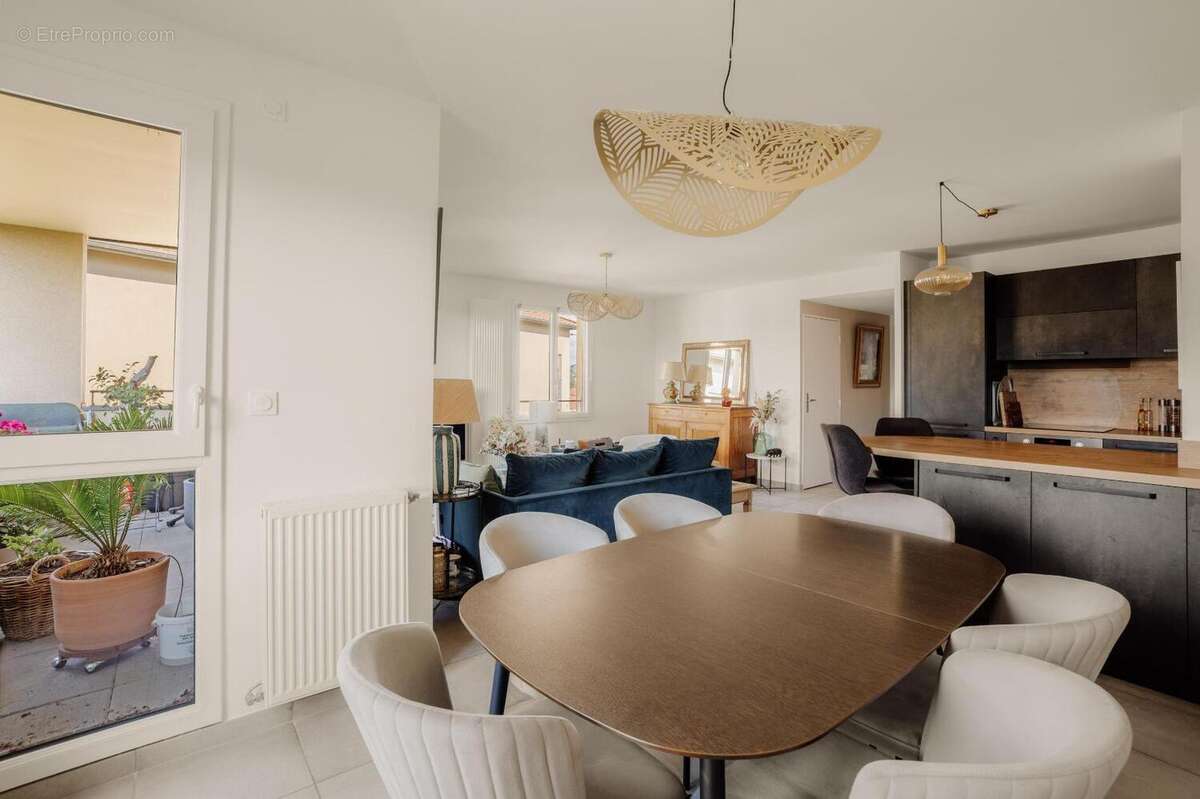   - Appartement à NEUVILLE-SUR-SAONE