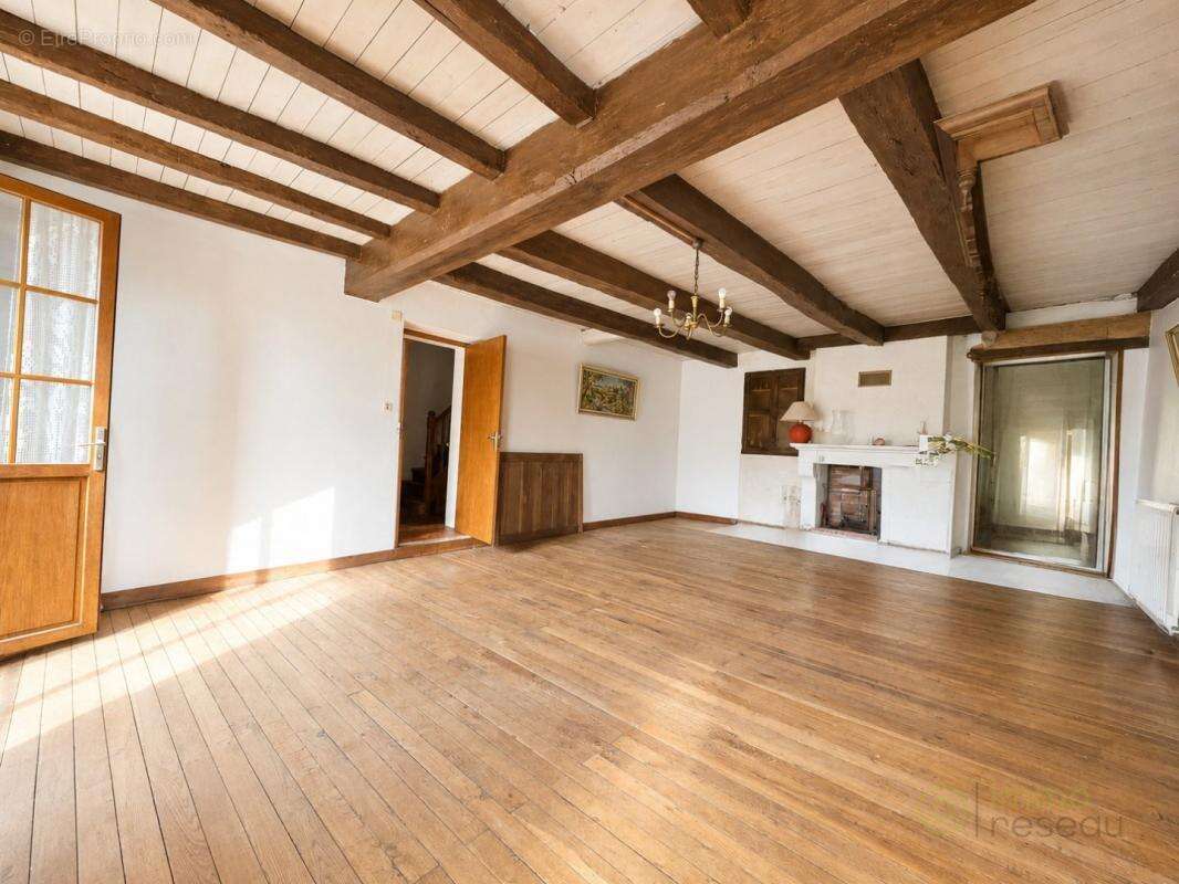 Maison 151 m² à Ruelle-Sur-Touvre  - photo 2