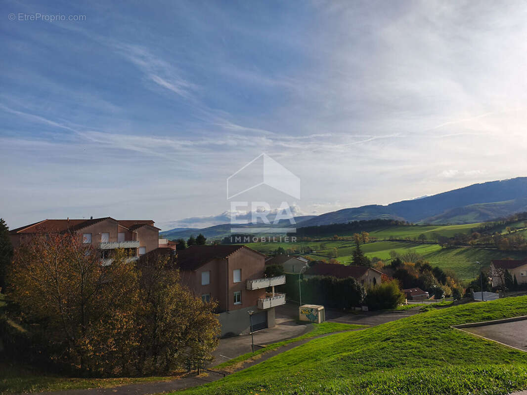 Terrain à SAINT-JEAN-BONNEFONDS