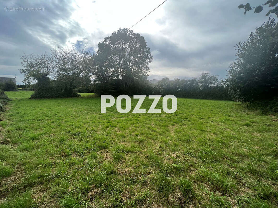 Terrain à SAINT-HILAIRE-DU-HARCOUET