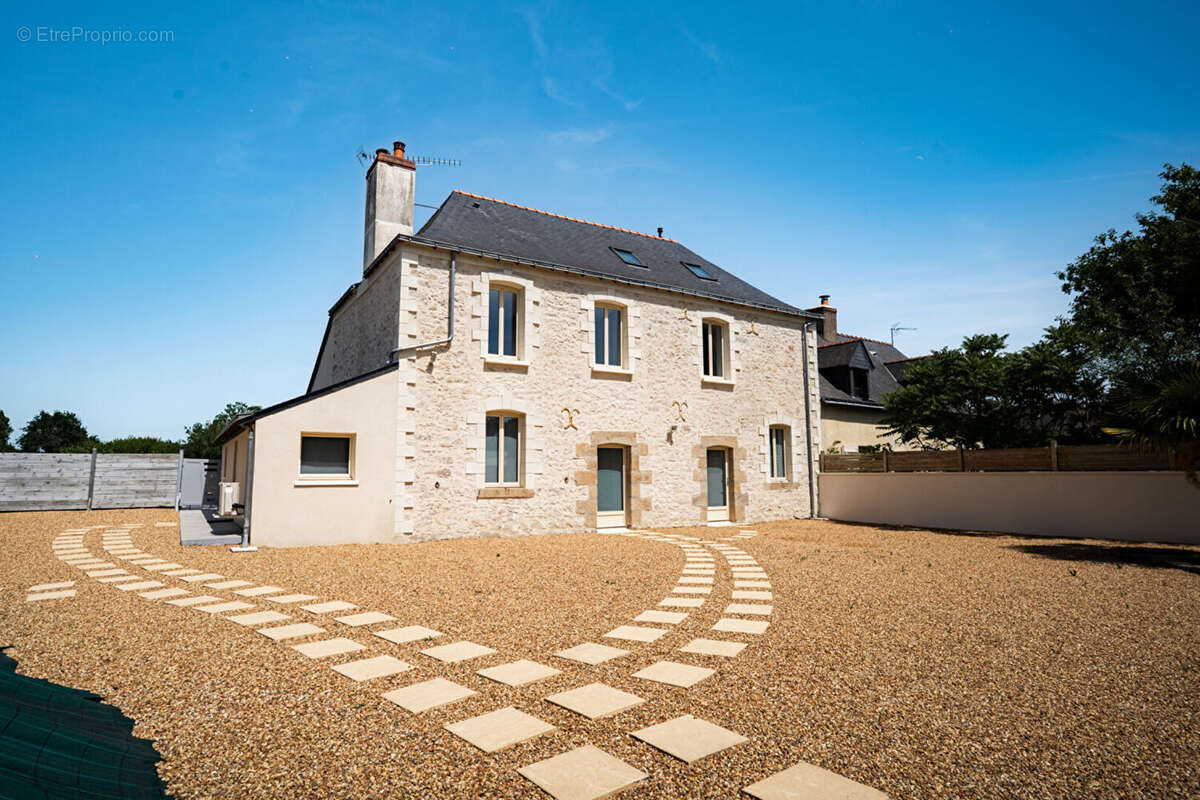 Maison à BECON-LES-GRANITS