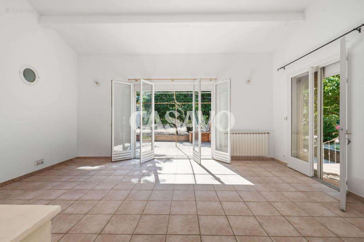 Vente Maison 8 pièces de 236m² - 13760 Saint-Cannat - photo 8