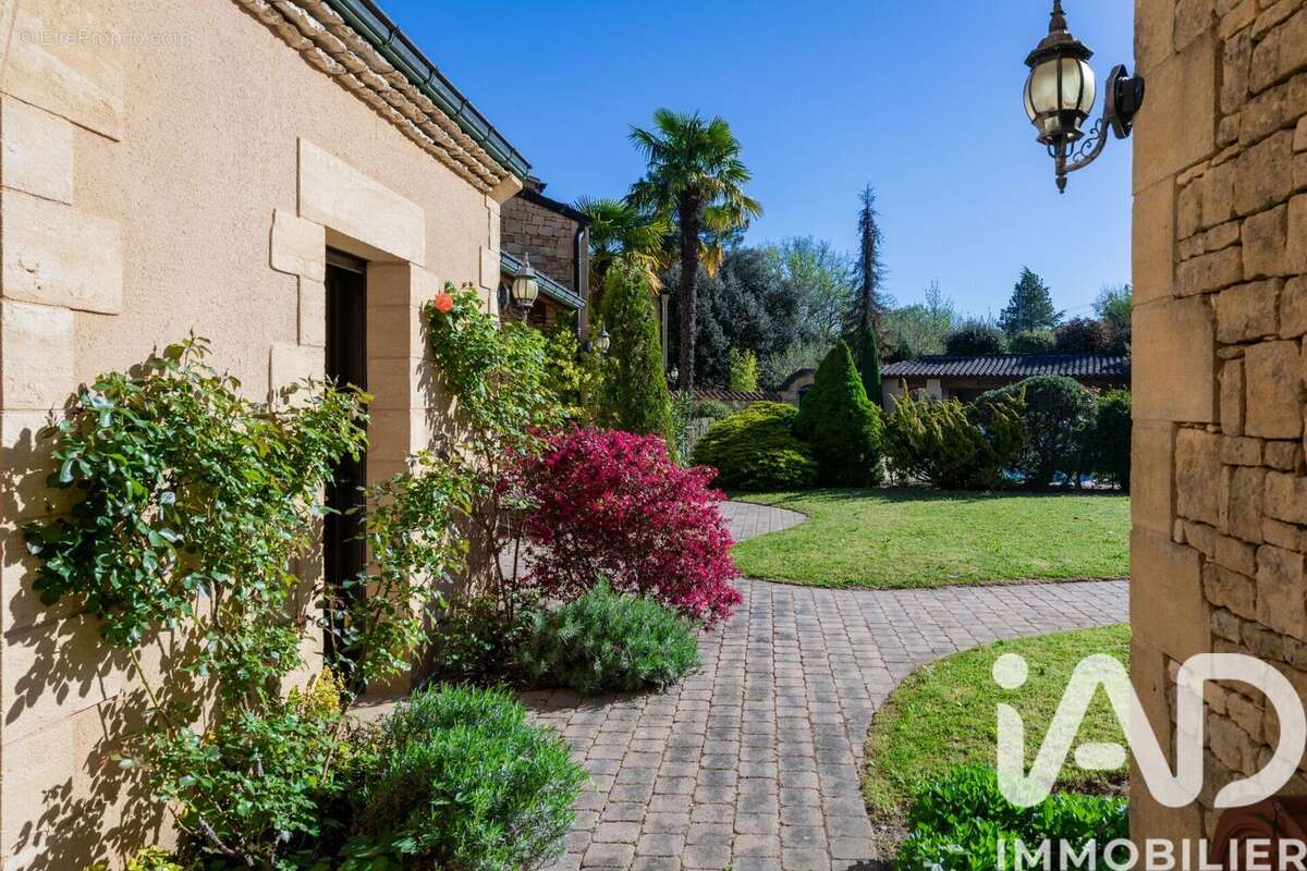 Maison 275 m² à Marcillac-Saint-Quentin  - photo 3