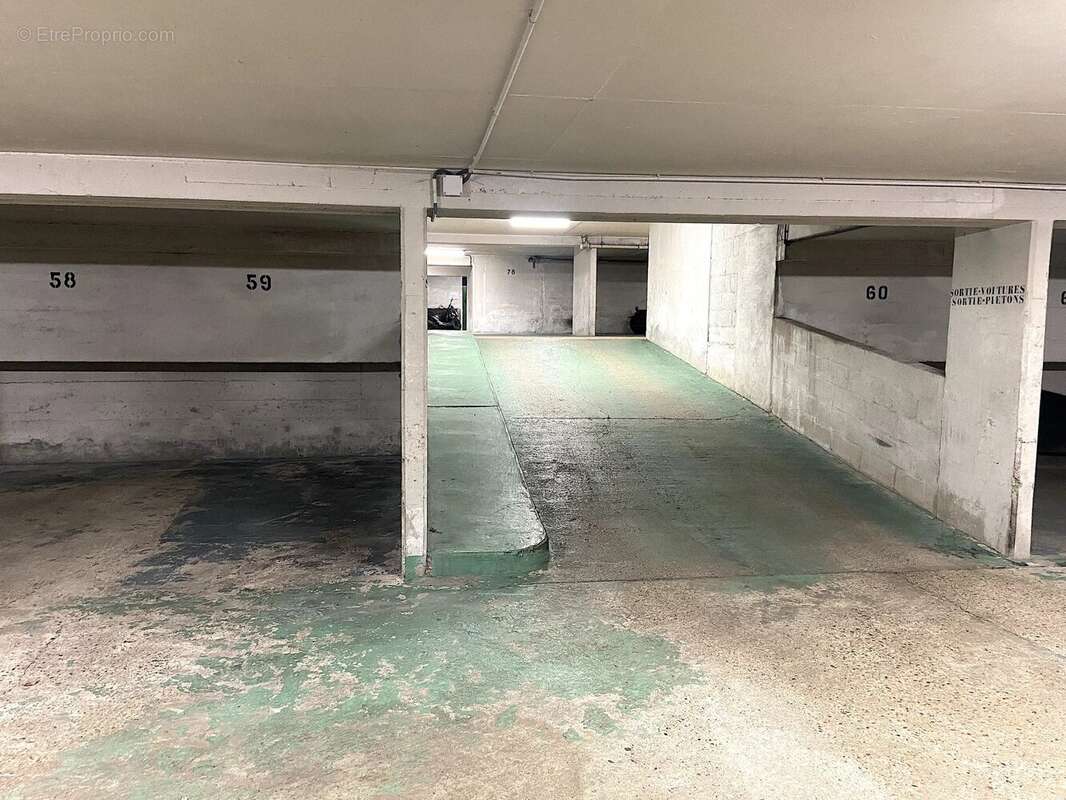 Parking à PARIS-3E
