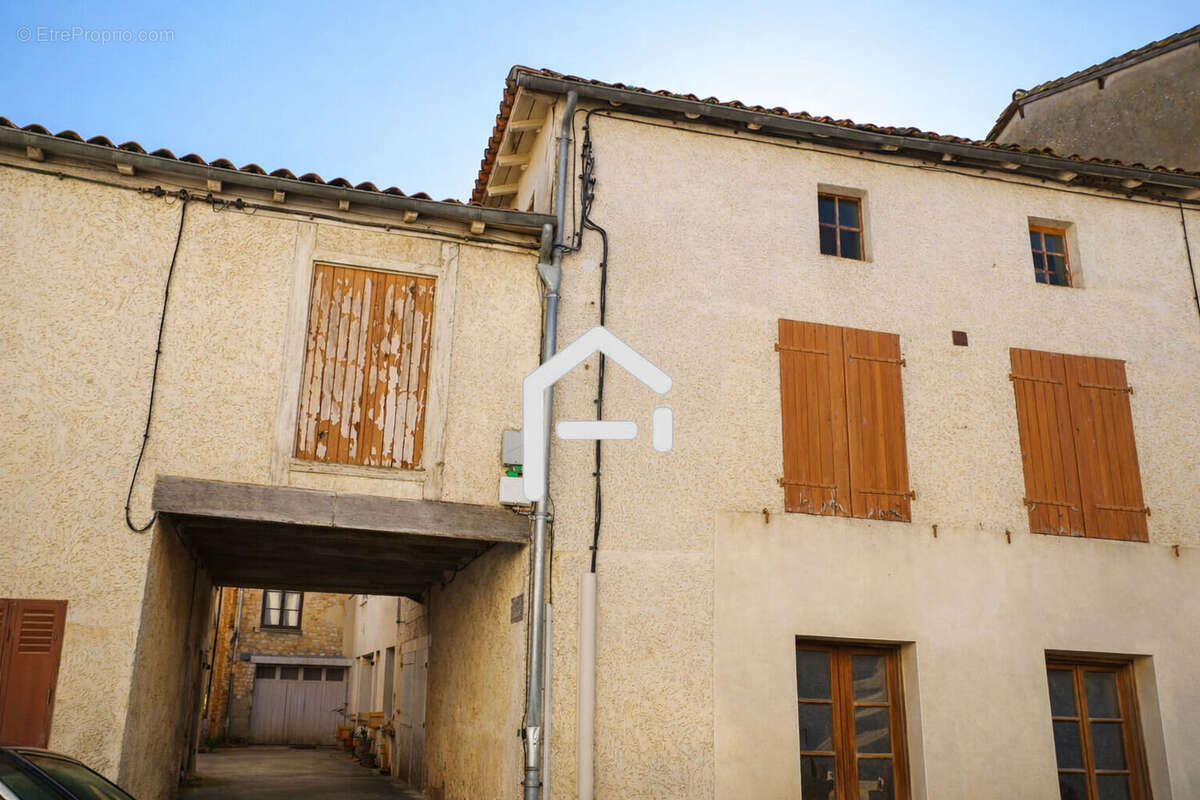 Maison 123 m² à Lezay  - photo 2