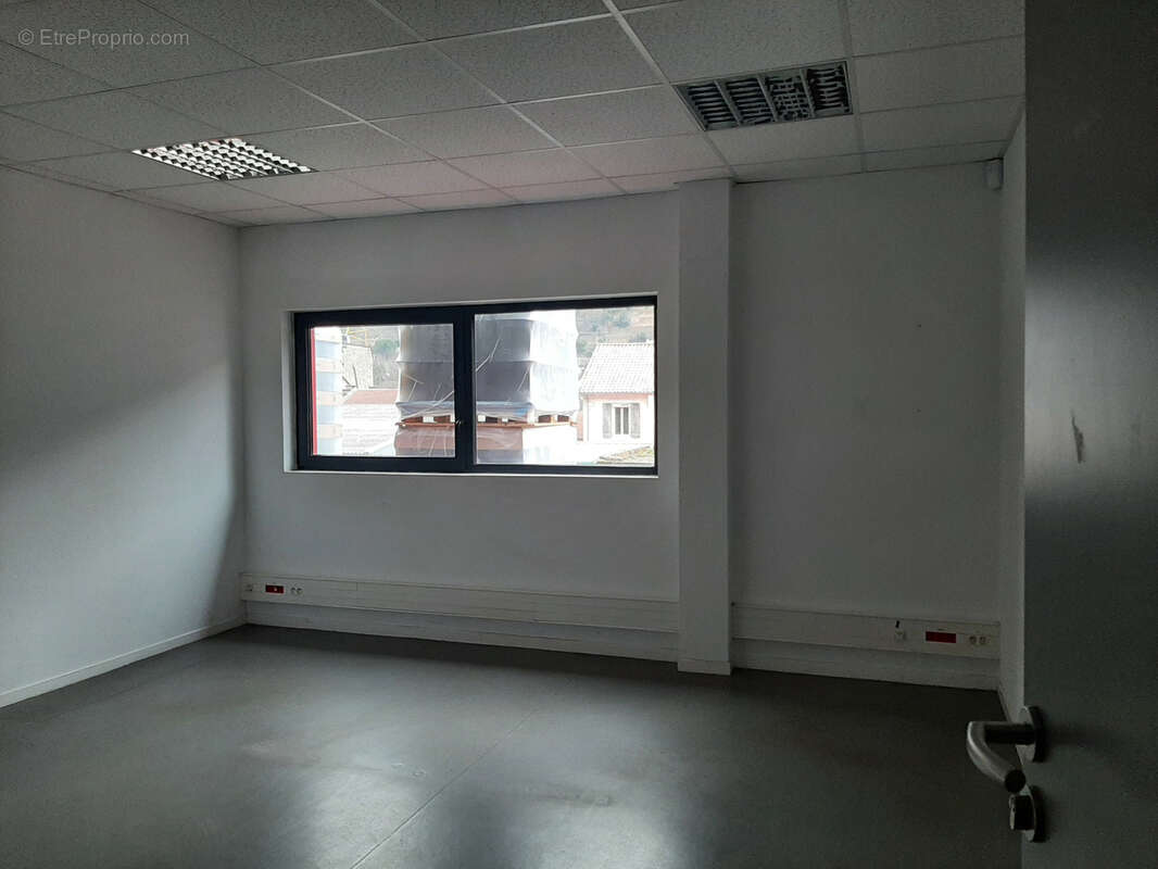 Commerce à SAINT-SAUVEUR-DE-MONTAGUT