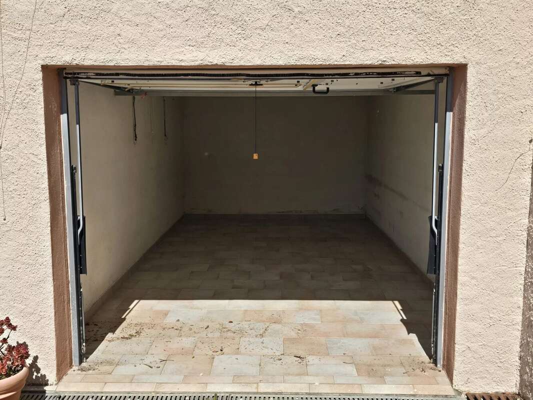 Parking à BORMES-LES-MIMOSAS