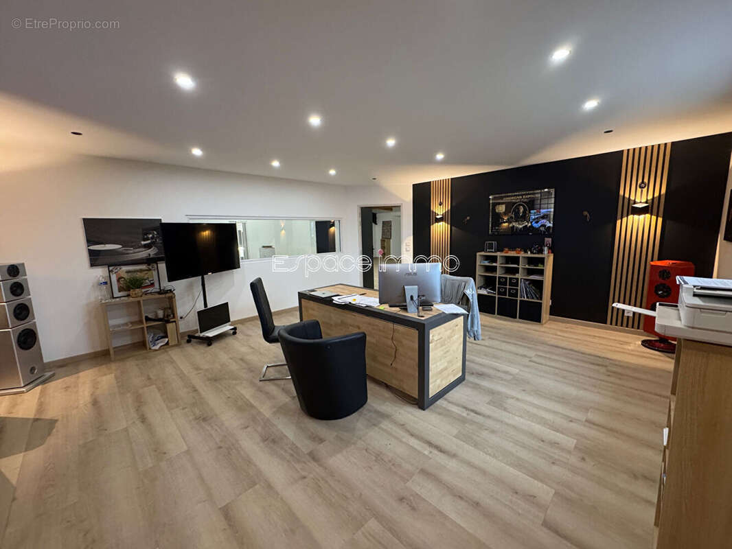 Commerce à PISSY-POVILLE