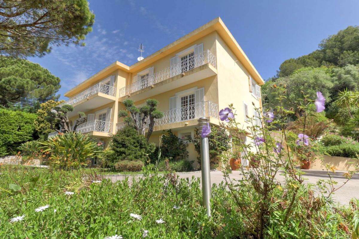Superbe Maison de Maître avec Piscine et un Sublime Jardin Luxuriant !!! - photo 10
