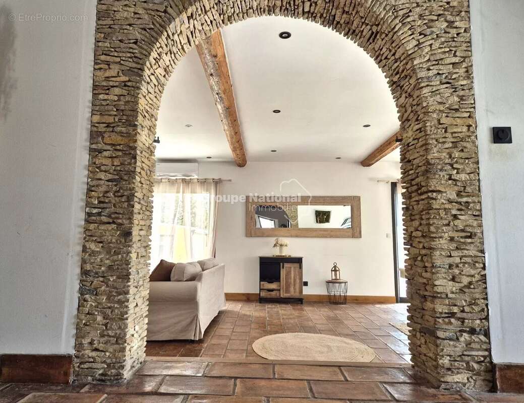 Maison à ENTRAIGUES-SUR-LA-SORGUE