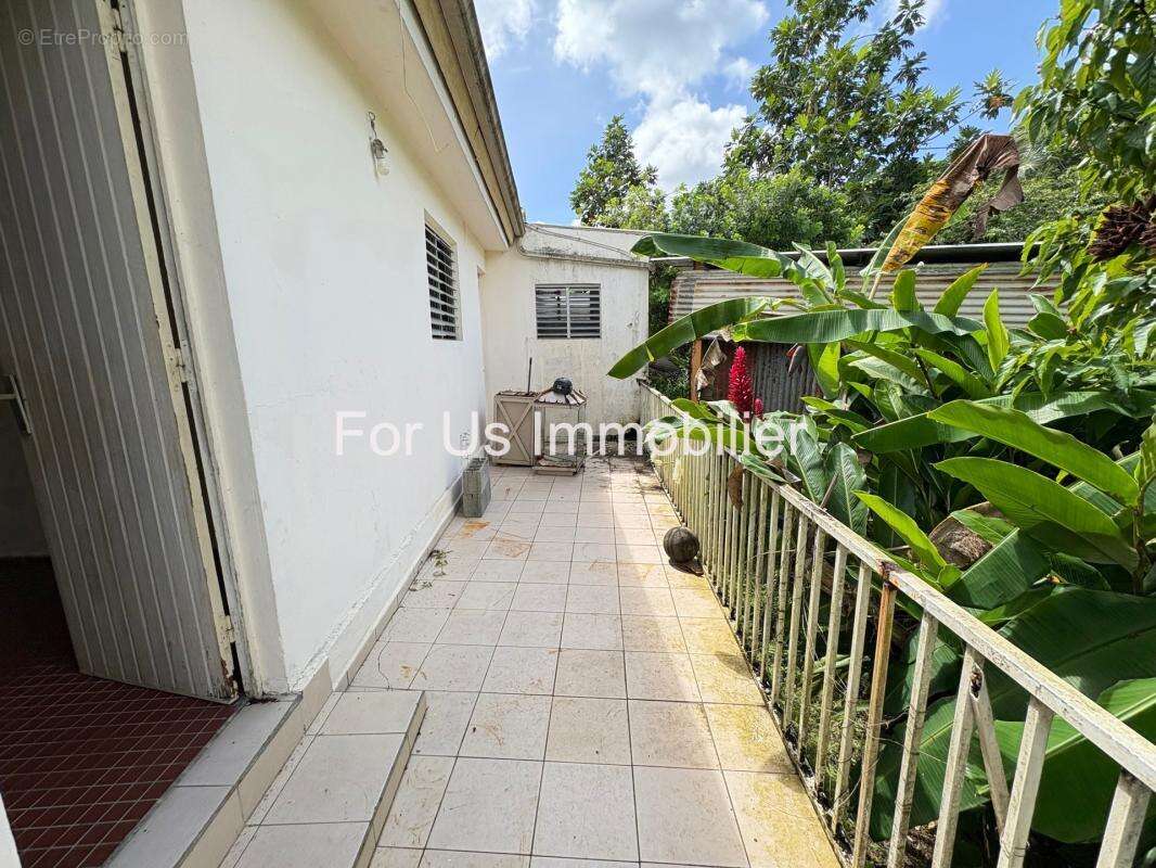 Maison à LES ABYMES