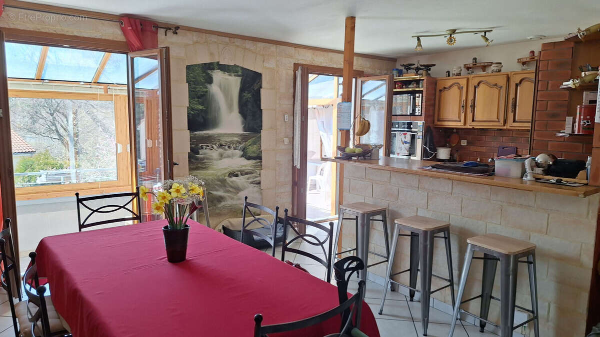 Maison à SAINT-GENES-CHAMPANELLE