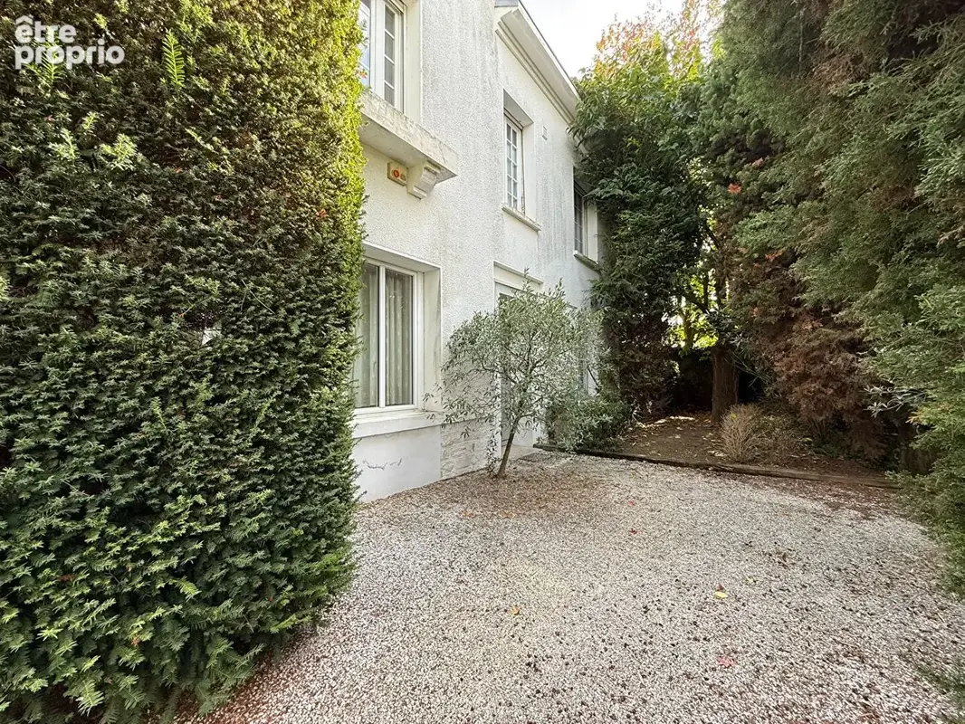 Maison de 215 m² aux prestations soignées rénovée en 2011 avec piscine chauffée entourée de verdure - photo 17