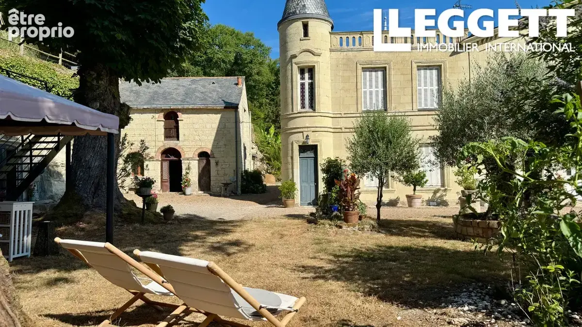 Élégante demeure de caractère avec dépendances, jardins et caves en tuffeau près de Saumur - photo 1