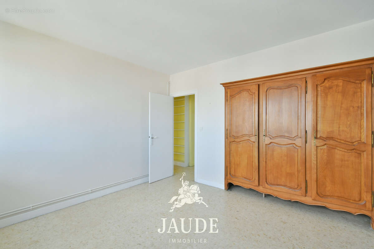 F4 de 86,57 m2 DERNIER ÉTAGE avec balcons cave, parking et vues panoramiques   24 boulevard Fleury, Clermont- - photo 9